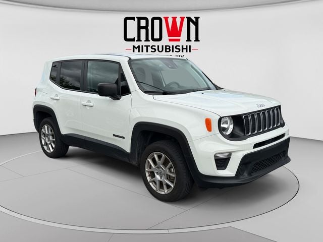2023 Jeep Renegade Latitude in Alpine White Clearcoat — front three-quarter view