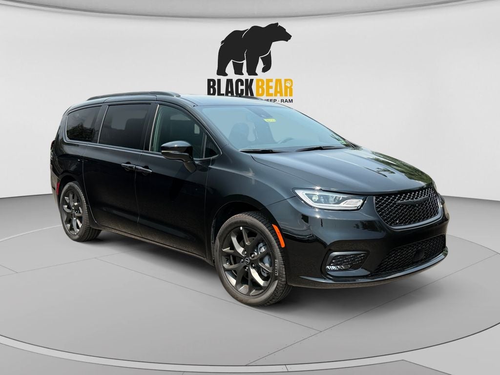2026 Chrysler Pacifica PACIFICA SELECT AWD in Diamond Black Crystal Pearl-Coat Exterior Paint — front three-quarter view
